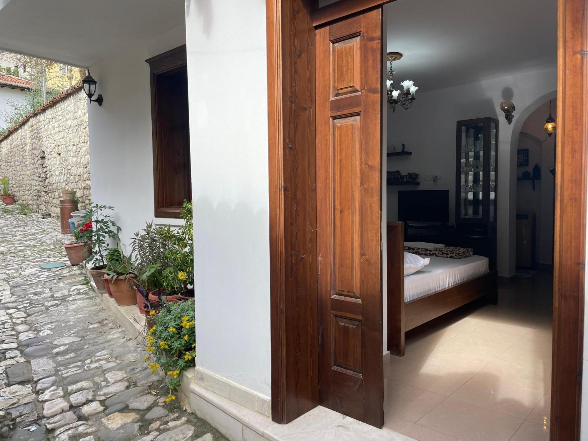 Apartment Altin In Old Town Berat Dış mekan fotoğraf